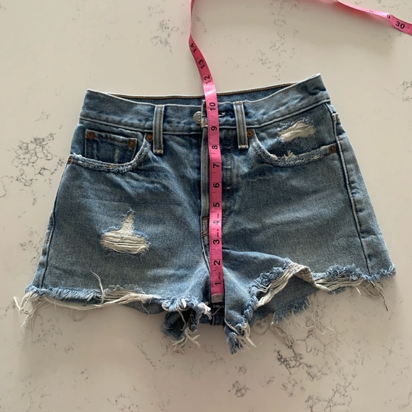SOLD* Vintage Levi’s shorts (distressed) - Size 24 - Picture 6 of 9